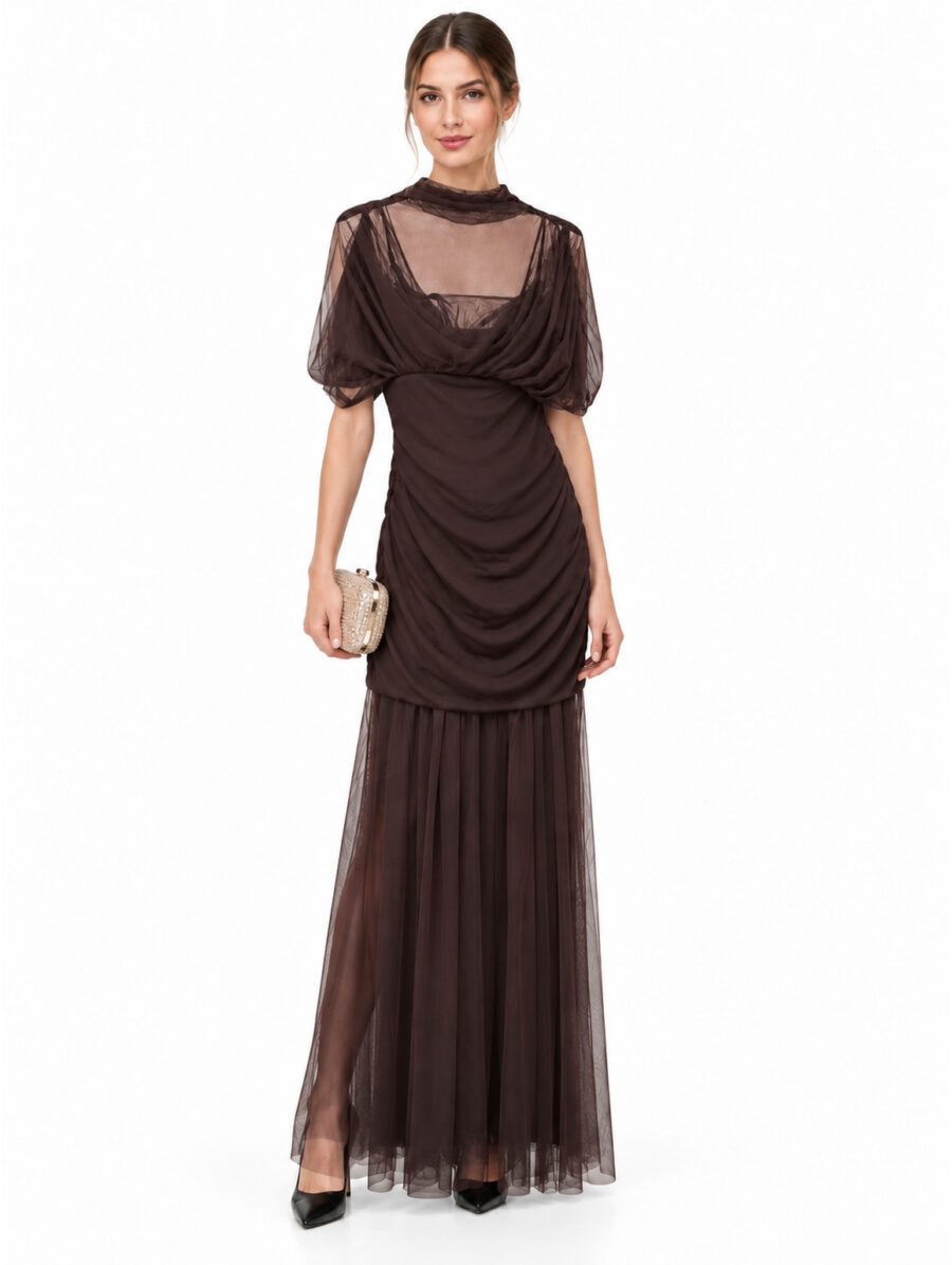 Abito lungo in tulle color moka con maniche corte e ampie, drappeggi sul corpetto e gonna trasparente MDM