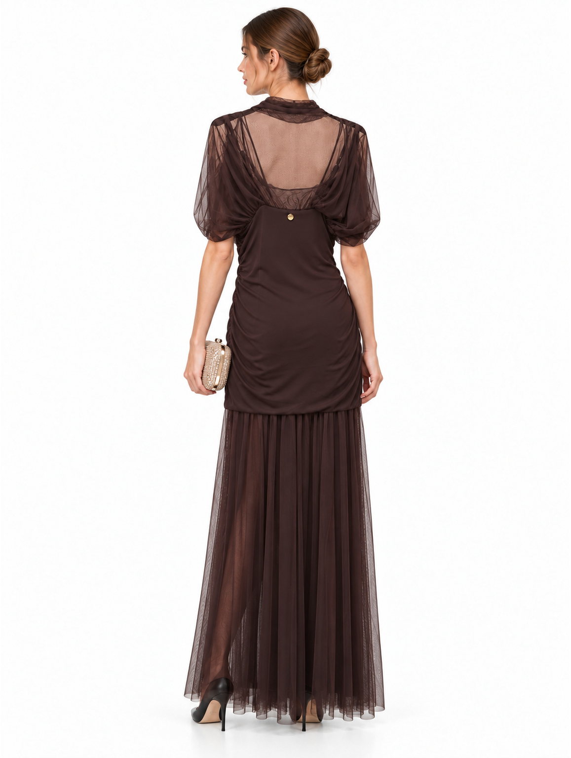 Abito lungo in tulle color moka con maniche corte e ampie, drappeggi sul corpetto e gonna trasparente MDM