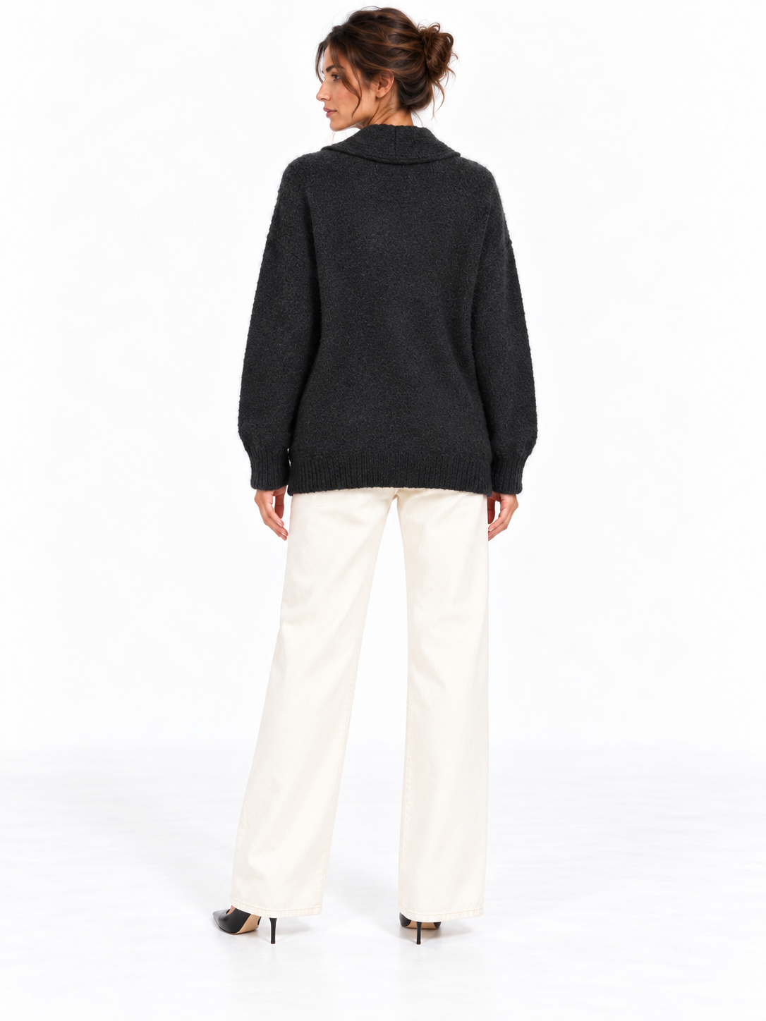 Cardigan SOALLURE in mohair colore beige chiaro con bottoni a forma di stella, maniche lunghe e scollo a V