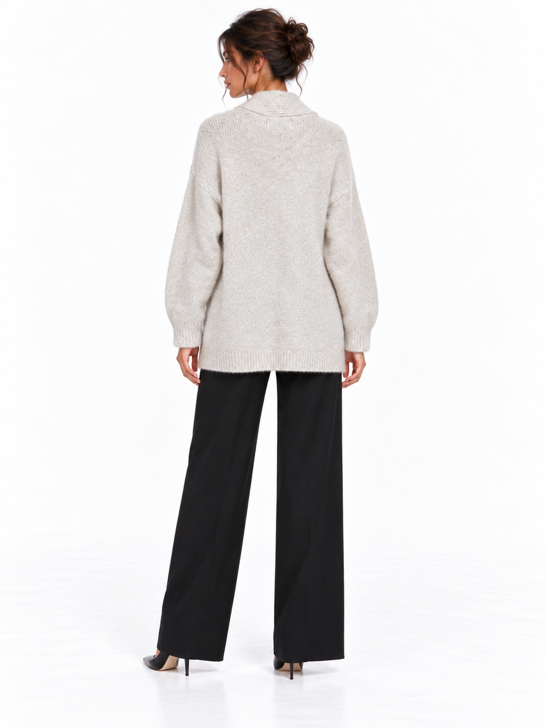 Cardigan SOALLURE in mohair colore beige chiaro con bottoni a forma di stella, maniche lunghe e scollo a V
