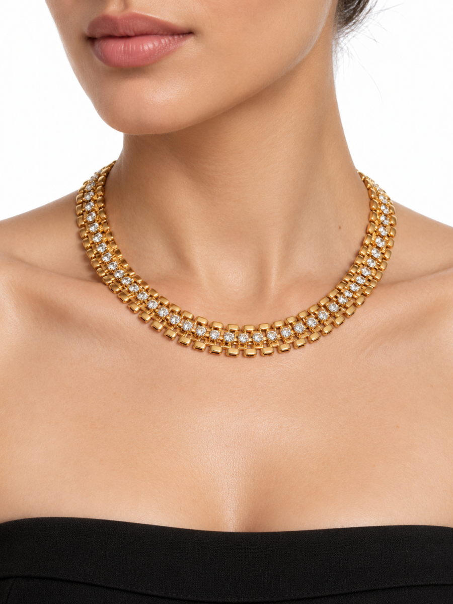 Collana dorata NUBES DE MAZAPAN modello cl 15203 con cristalli trasparenti indossata al collo