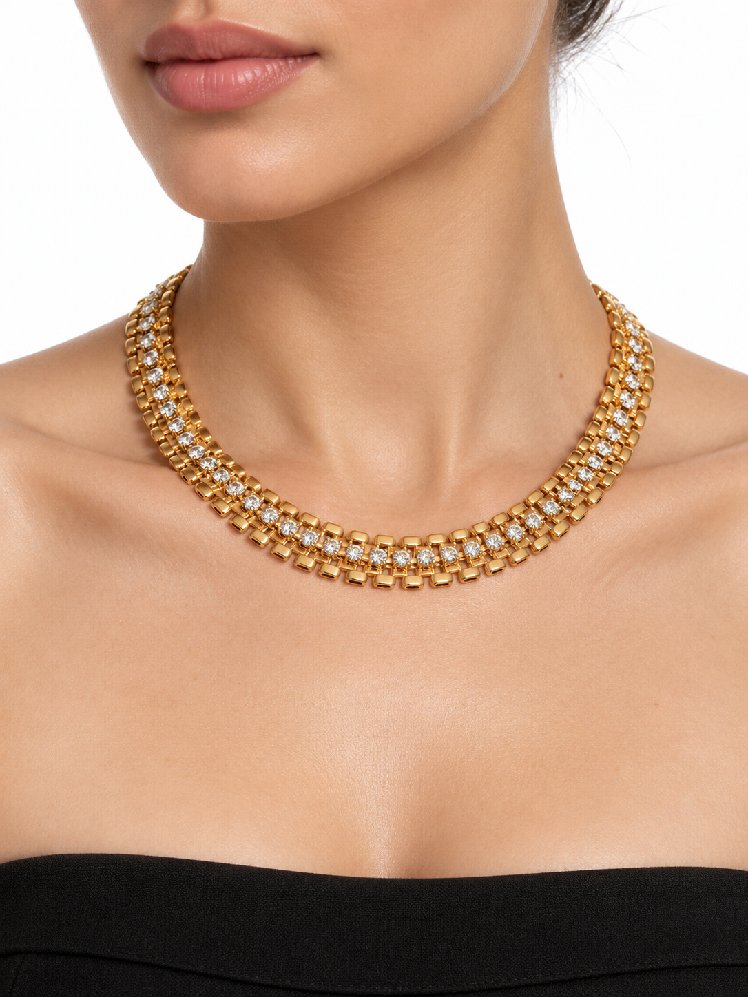 Collana dorata NUBES DE MAZAPAN modello cl 15203 con cristalli trasparenti indossata al collo