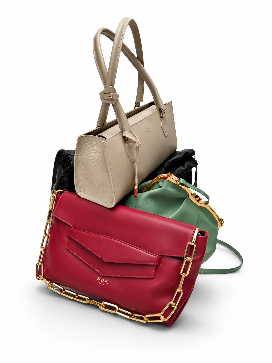 Selezione di borse beige, rossa, verde e nera con dettagli dorati