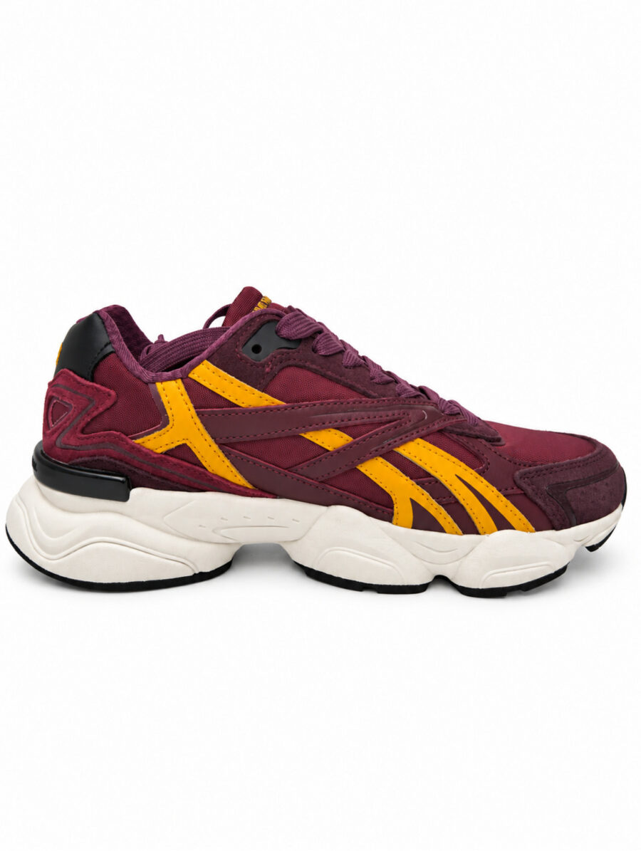 Scarpa bassa COSTUME NATIONAL dark red con dettagli gialli e suola chiara scolpita