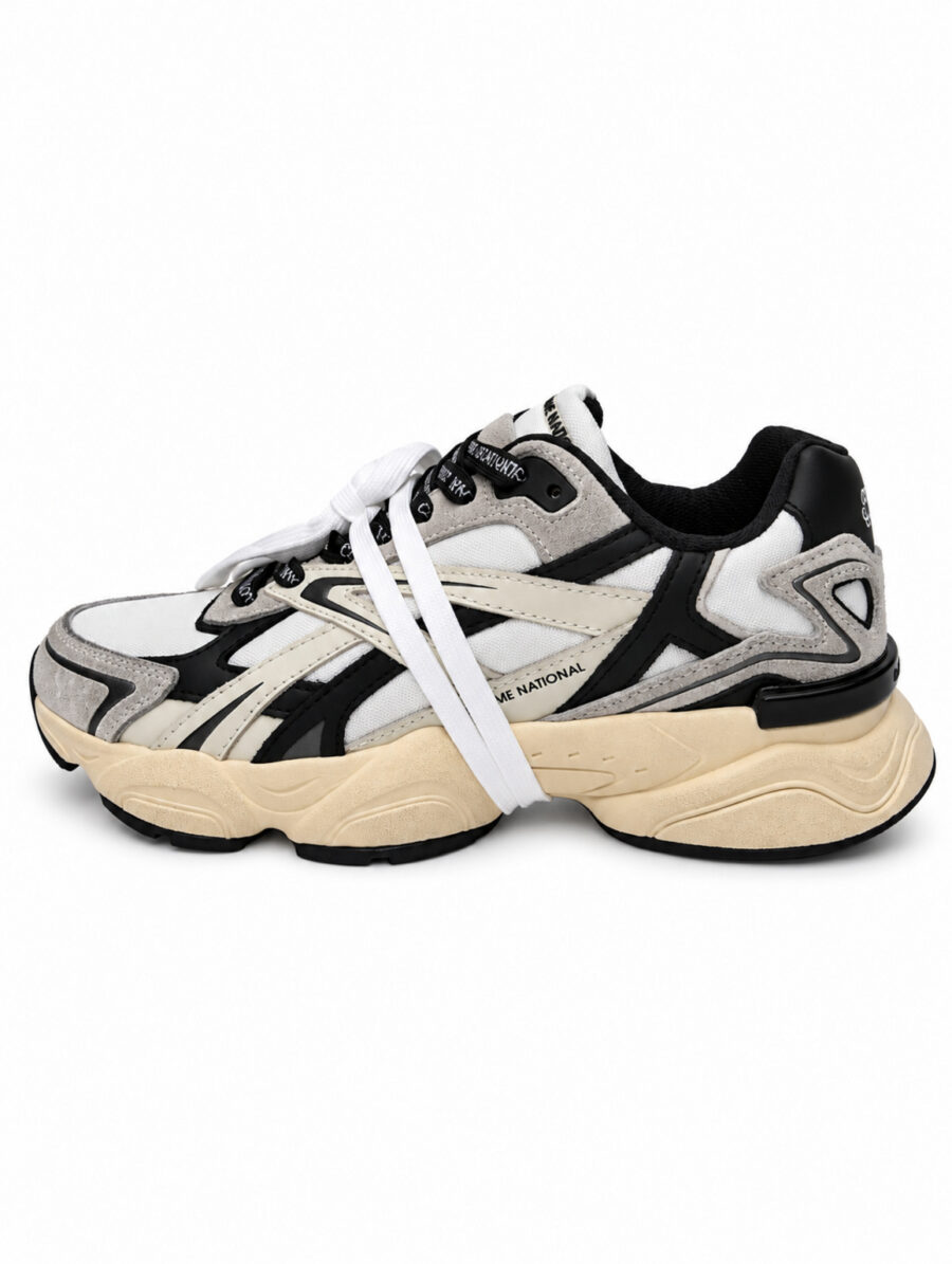 Scarpa off white con dettagli grigio chiaro e nero, suola spessa crema, lacci bianchi, marca COSTUME NATIONAL