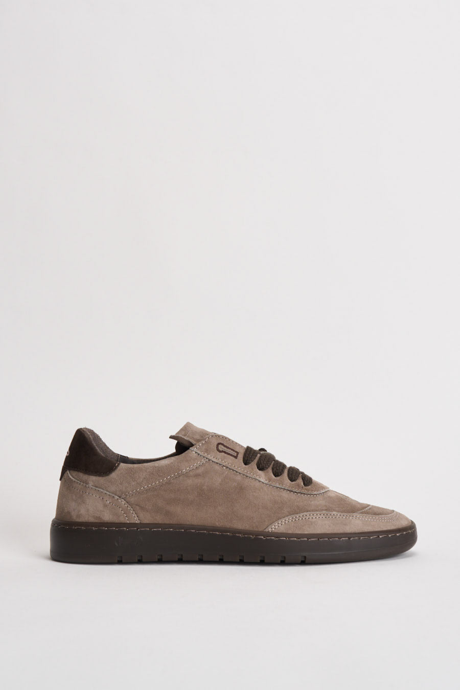 sneakers PIUMHA STUDIO in pelle scamosciata taupe e marrone con suola gomma piatta e lacci marroni