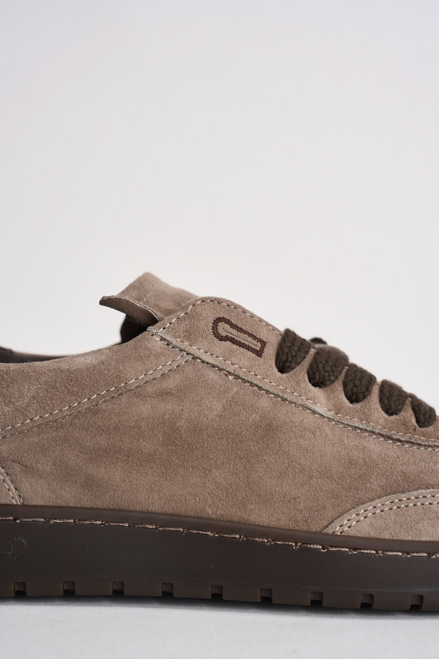 sneakers PIUMHA STUDIO in pelle scamosciata taupe e marrone con suola gomma piatta e lacci marroni