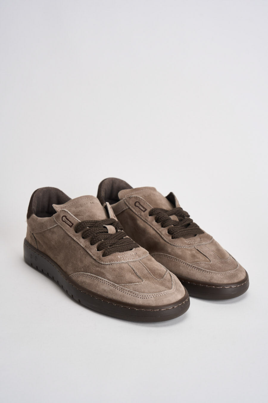 sneakers PIUMHA STUDIO in pelle scamosciata taupe e marrone con suola gomma piatta e lacci marroni
