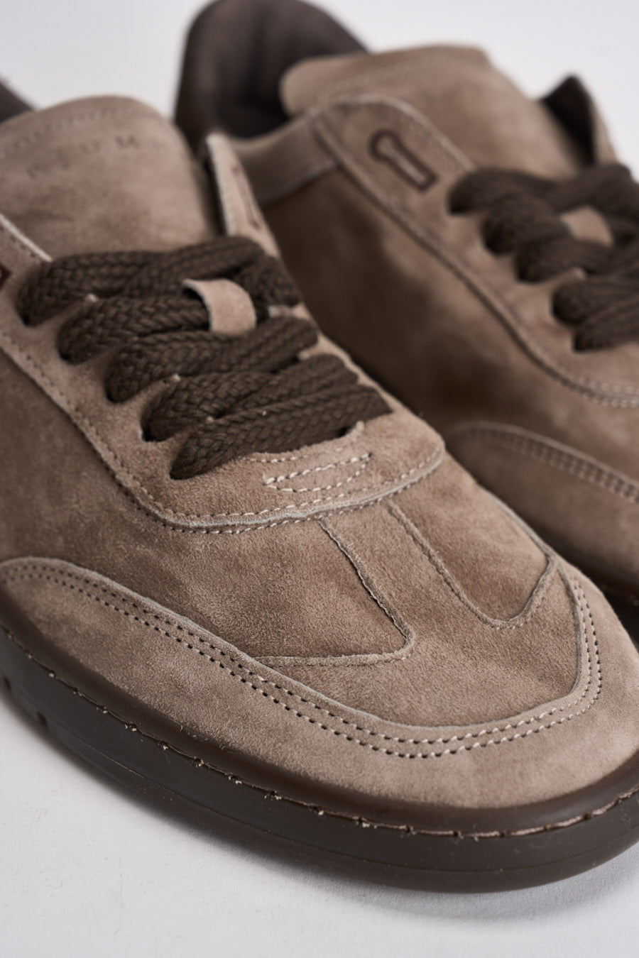 sneakers PIUMHA STUDIO in pelle scamosciata taupe e marrone con suola gomma piatta e lacci marroni