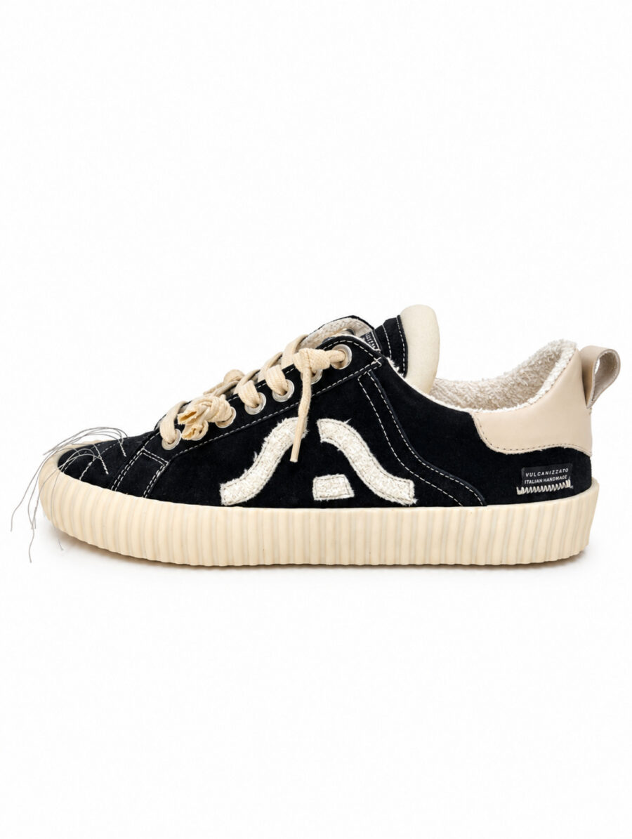 Sneakers nere in suede con ricami bianchi e dettagli beige SPRINGA, vista laterale