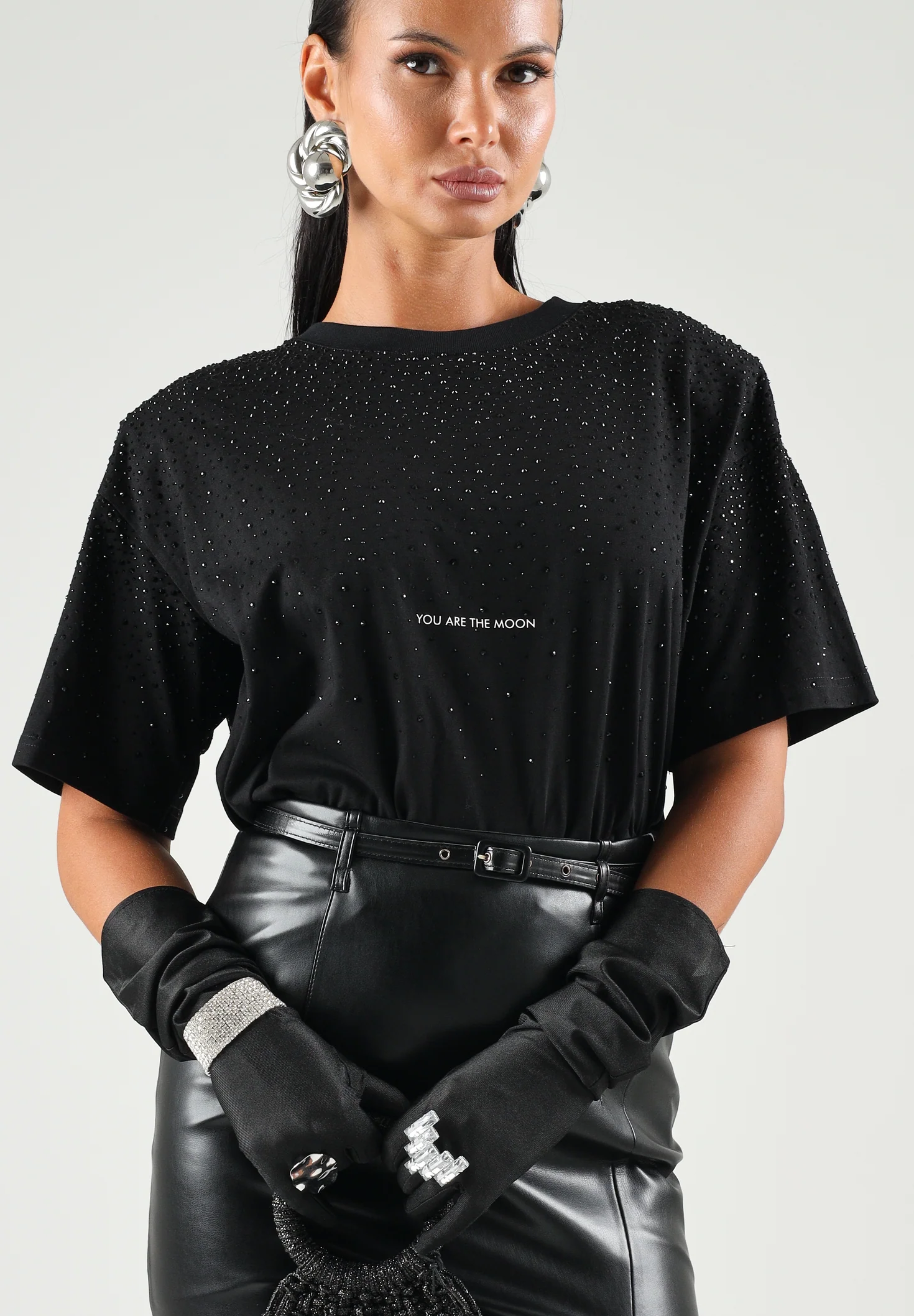 T shirt nera TWENTYFOURHAITCH con maniche corte, piccole applicazioni luminose sulla parte superiore e scritta 'YOU ARE THE MOON' al centro